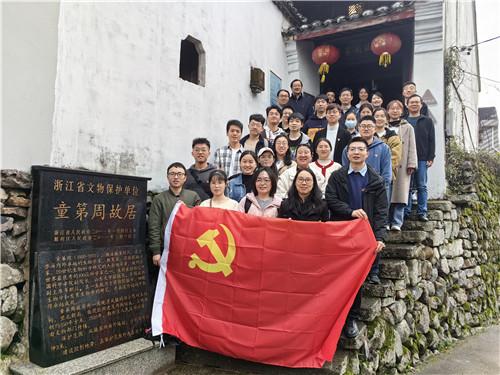 民国奇葩女凌海霞爱上了闺蜜张元和,在张结婚后强行带走了其女儿