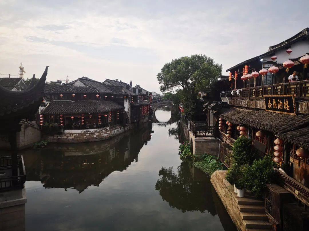 孙子返乡用玉米皮给奶奶做古风头冠